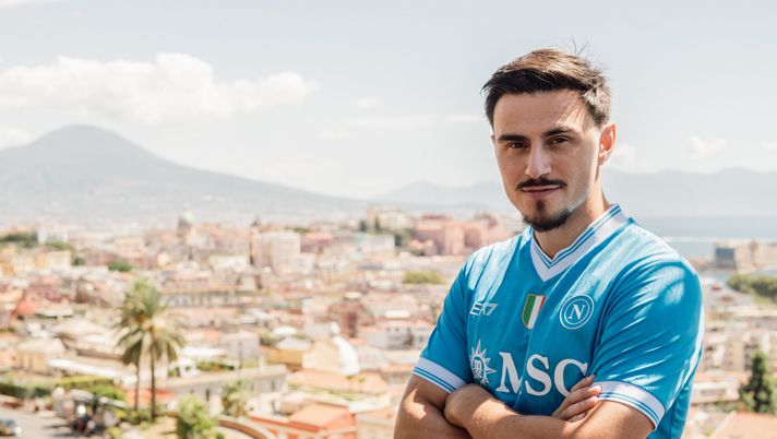 NAPLES, ITALY - SEPTEMBER 01: Eljif Elmas poses as a new SSC Napoli player following his official unveiling on September 01, 2025 in Naples, Italy. (Photo by SSC NAPOLI/SSC NAPOLI via Getty Images) elmas napoli