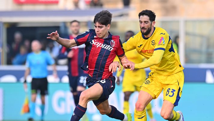 BOLOGNA, ITALY - MARCH 08: Benjamin Dominguez of Bologna is challenged by Roberto Gagliardini of Hellas Verona during the Serie A match between Bologna FC 1909 and Hellas Verona FC at Renato Dall'Ara Stadium on March 08, 2026 in Bologna, Italy. (Photo by Alessandro Sabattini/Getty Images) Carlino – Occasione per Casale e Dominguez? - immagine 1