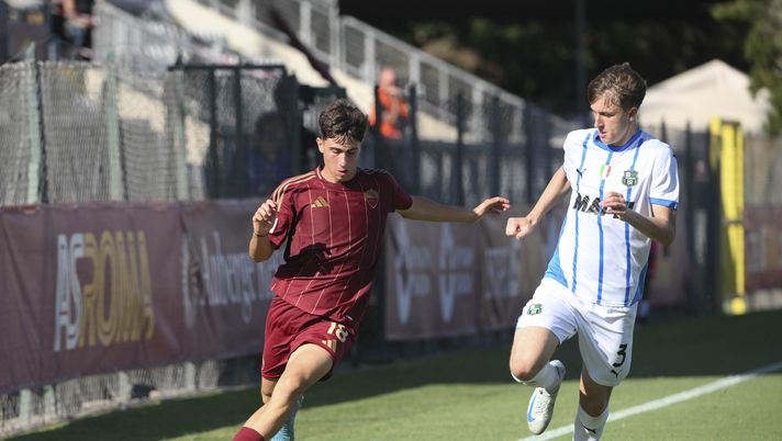 ROME, ITALY - SEPTEMBER 21: AS Roma player Federico Coletta competes with Sassuolo player Tommaso Benvenuti during the under 19 championship match between AS Roma v Sassuolo at Centro Sportivo Fulvio Bernardini on September 21, 2024 in Rome, Italy. (Photo by Luciano Rossi/AS Roma via Getty Images) Roma Primavera, Coletta operato per la frattura delle ossa nasali - immagine 1