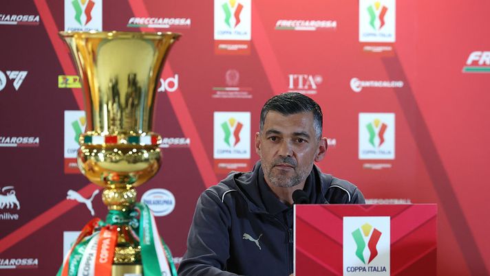 ROME, ITALY - MAY 13: Head coach AC Milan Sergio Conceicao speaks with the media during press conference at Olimpico Stadium on May 13, 2025 in Rome, Italy. (Photo by Claudio Villa/AC Milan via Getty Images) milan-tv-bologna-conceicao-in-conferenza-stampa-coppa-italia-news-dichiarazioni