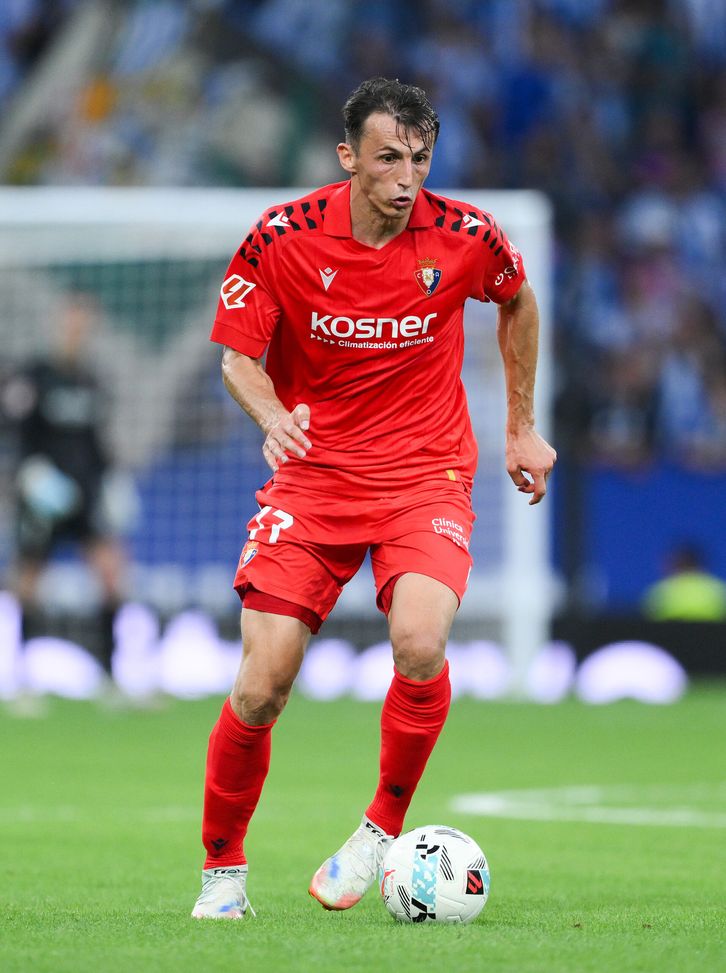 BARCELLONA, SPAGNA – 31 AGOSTO: Ante Budimir del CA Osasuna corre con la palla durante la partita di LaLiga EA Sports tra RCD Espanyol de Barcelona e CA Osasuna al RCDE Stadium il 31 agosto 2025 a Barcellona, Spagna. (Foto di David Ramos/Getty Images) Betis-Osasuna: dove vedere la partita in diretta TV ed in streaming LIVE- immagine 2