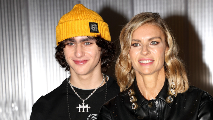 Achille Costacurta, figlio di Alessandro Costacurta (ex difensore Milan), qui insieme a sua madre Martina Colombari (attrice italiana) | Serie A News (Getty Images) Achille Costacurta si racconta: dalle dipendenze fino al tentato suicidio. Ecco la sua rinascita