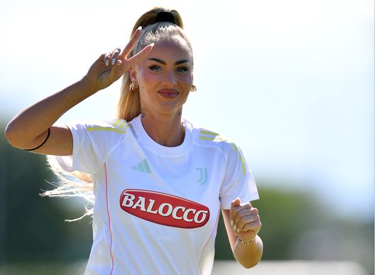 VINOVO, ITALIA - 29 LUGLIO: Alisha Lehmann della Juventus Women durante una sessione di allenamento allo Juventus Center Vinovo il 29 luglio 2025 a Vinovo, Italia. (Foto di Valerio Pennicino - Juventus FC/Juventus FC tramite Getty Images) Ladri a casa di Alisha Lehmann: la giocatrice ha postato e denunciato il furto- immagine 2