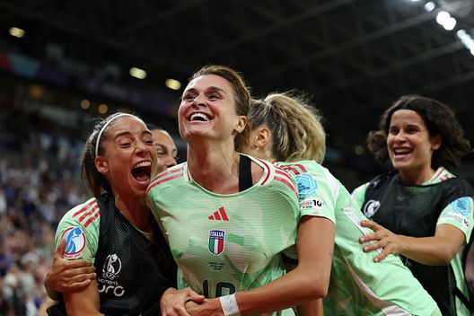 GINEVRA, SVIZZERA - 16 LUGLIO: Cristiana Girelli dell'Italia festeggia il secondo gol della sua squadra con le compagne durante la partita dei quarti di finale di UEFA Women's EURO 2025 tra Norvegia e Italia allo Stade de Geneve, il 16 luglio 2025 a Ginevra, Svizzera. (Foto di Charlotte Wilson/Getty Images) Italia
