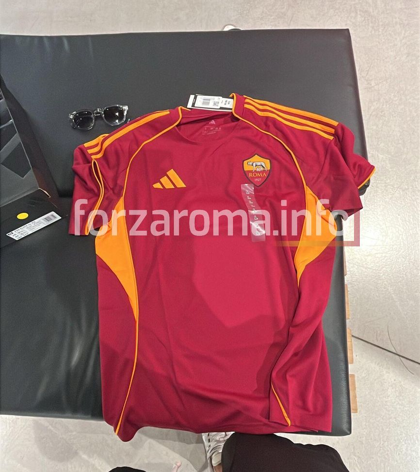 Roma, ecco la prima maglia: a Barcellona è già in vendita- immagine 2