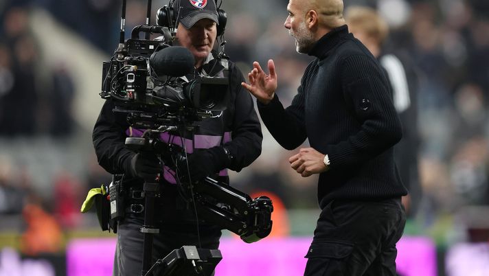 NEWCASTLE UPON TYNE, ENGLAND - NOVEMBER 22: Pep Guardiola, Manager of Manchester City, clashes with a Sky Sports TV camera operator after Newcastle United defeat Manchester City during the Premier League match between Newcastle United and Manchester City at St James' Park on November 22, 2025 in Newcastle upon Tyne, England. (Photo by George Wood/Getty Images) Manchester City-Newcastle, Guardiola discute con un cameraman: l’episodio- immagine 2