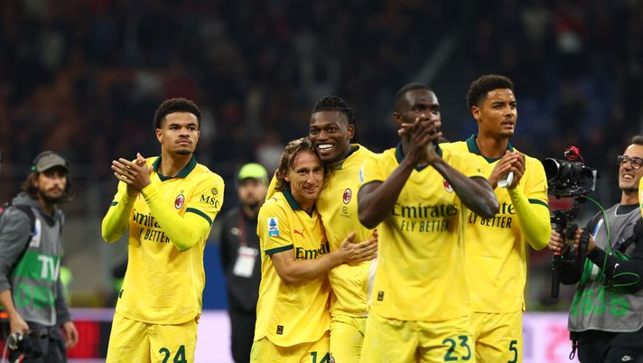 MILAN, ITALY - OCTOBER 19: Zachary Athekame, Luka Modric, Rafael Leao, Fikayo Tomori and Koni De Winter of AC Milan celebrate the victory after the Serie A match between AC Milan and ACF Fiorentina at Giuseppe Meazza Stadium on October 19, 2025 in Milan, Italy. (Photo by Giuseppe Cottini/AC Milan via Getty Images) Tomori: “Quando è arrivato Modric nessuno sapeva che aspettarsi, poi avevamo capito tutto” - immagine 1
