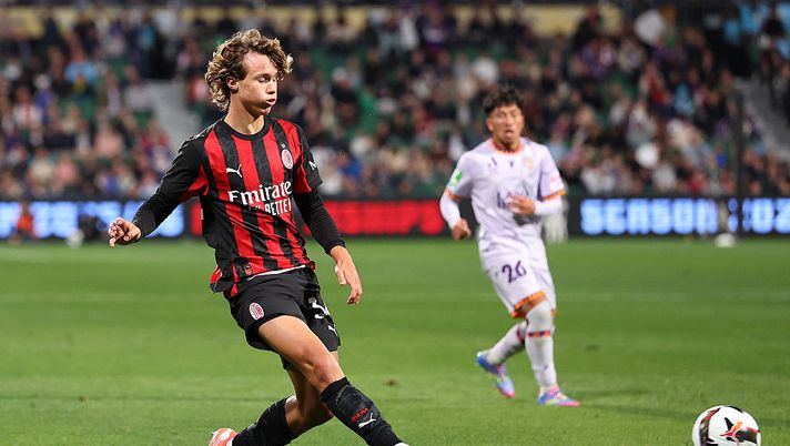 PERTH, AUSTRALIA - JULY 31: Christian Comotto of AC Milan crosses the ball during the match between Perth Glory and AC Milan at HBF Park on July 31, 2025 in Perth, Australia. (Photo by Paul Kane/Getty Images) comotto-prosegue-il-percorso-di-crescita-ecco-il-primo-assist-fra-i-professionisti-news-coppa-italia