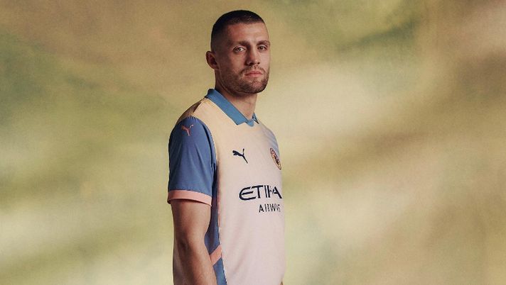 Il Manchester City presenta la maglia in onore degli Oasis - immagine 1