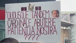 Milan, un tifoso protesta contro Cardinale sotto la sede | VIDEO