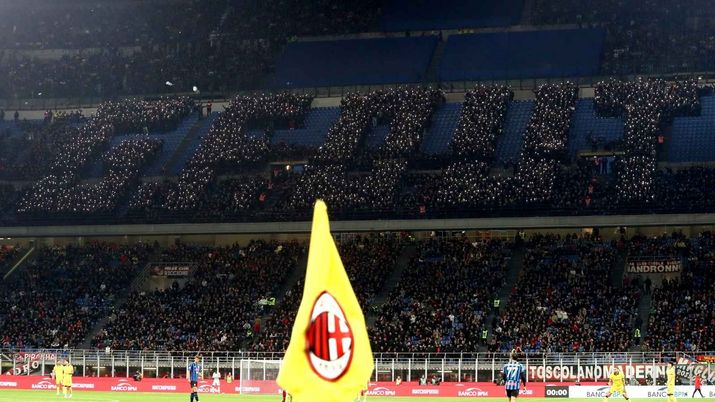 La contestazione dei tifosi della Curva Sud del Milan, durante la partita contro l'Atalanta, all'indirizzo dell'amministratore delegato Giorgio Furlani