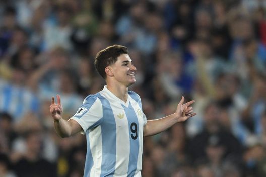 Julian Alvarez con la maglia dell'Argentina. (Photo by Marcelo Endelli/Getty Images) alvarez