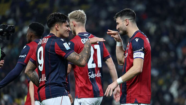 RIYADH, SAUDI ARABIA - DECEMBER 19: Riccardo Orsolini of Bologna FC celebrates after scoring his team's first goal with teammate Santiago Castro during the Supercoppa Italiana semifinal match between Bologna FC 1909 and FC Internazionale at King Saud University Stadium on December 19, 2025 in Riyadh, Saudi Arabia. (Photo by Abdullah Ahmed/Getty Images) Bologna-Udinese, formazioni ufficiali: la scelta su Solet, Orsolini, Odgaard, Castro e Skorupski! Heggem KO - immagine 1