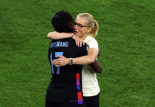 Sarina Wiegman, Ct Inghilterra Femminile, e Agyemang, autrice del gol dell’1-1 contro l’Italia (Foto di Alexander Hassenstein/Getty Images) Le Sliding Doors fermano l’Italia Femminile sulla Glory Road- immagine 2