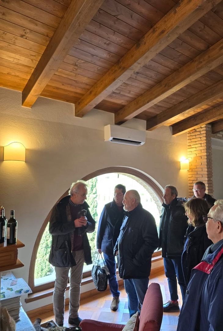 All'indomani del successo esterno col Genoa, giunto in extremis con il risultato di 2-3, Aurelio De Laurentiis, presidente del Napoli, si è recato assieme alla moglie Jacqueline a Mirabella Eclano, piccolo comune in provincia di Avellino, laddove ha visitato il vigneto locale, con tanto di degustazione di vini. Di seguito le foto pubblicate su Instagram dall'admin dell'account ufficiale del vigneto irpino.