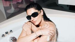 Valentina Vignali lascia senza fiato: nuda e insaponata nella vasca di un hotel