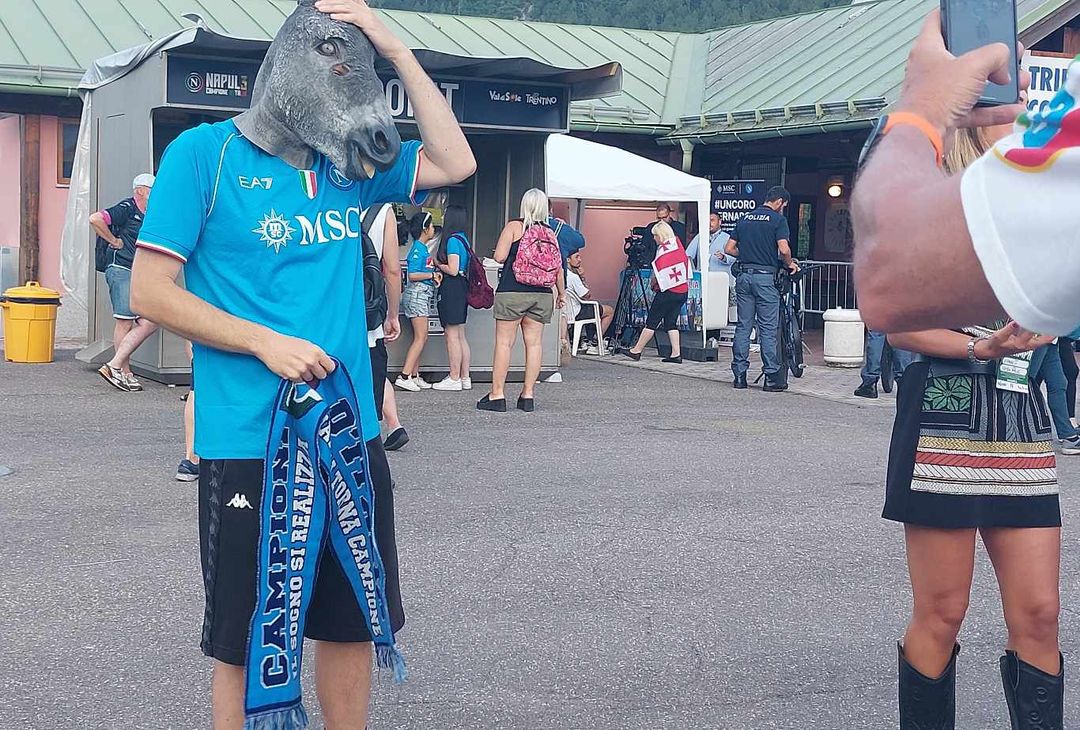 GALLERY A Dimaro arriva un tifoso…travestito con una testa di asino! - immagine 4