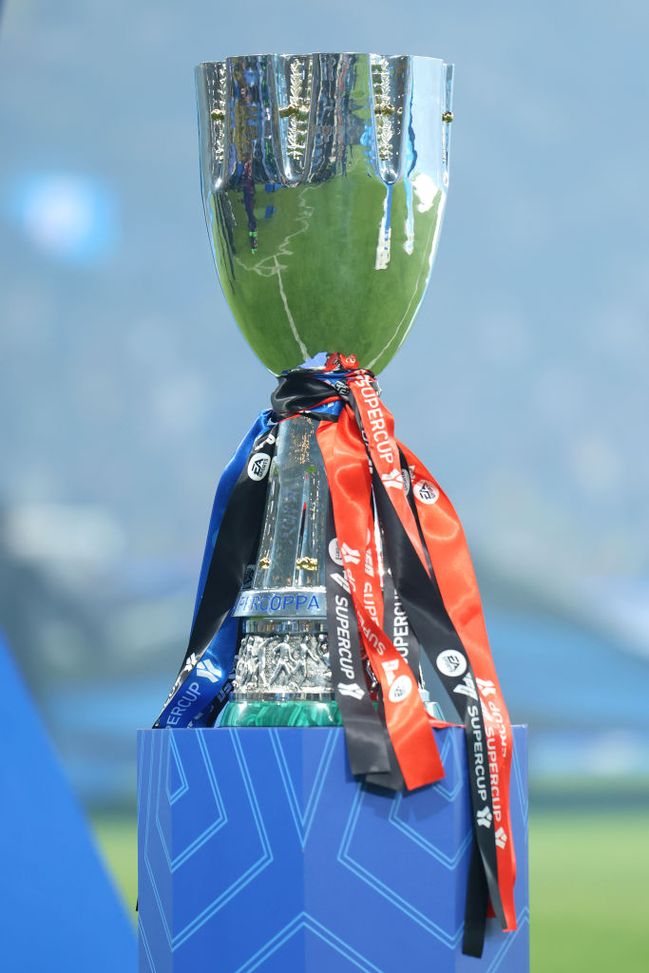 Riyadh, Arabia Saudita - 6 gennaio 2025: Trofeo della Supercoppa Italiana. (Foto di Yasser Bakhsh/Getty Images) Supercoppa Italiana, delineato il tabellone della prossima edizione- immagine 2