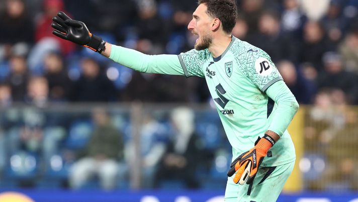 COMO, ITALY - JANUARY 24: Alberto Paleari of Torino FC gestures during the Serie A match between Como 1907 and Torino FC at Giuseppe Sinigaglia Stadium on January 24, 2026 in Como, Italy. (Photo by Marco Luzzani/Getty Images) Paleari pre Torino-Lecce: “Oggi non guardiamo in faccia nessuno” - immagine 1