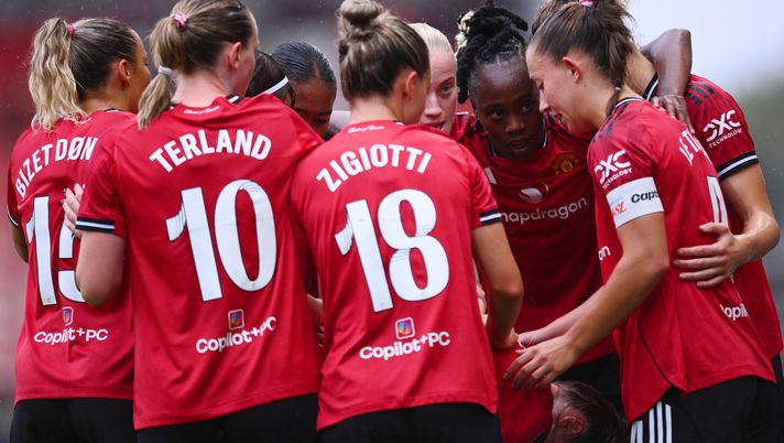LEIGH, ENGLAND - SEPTEMBER 07: Players of Manchester United huddle during the Barclays Women's Super League match between Manchester United and Leicester City at Leigh Sports Village on September 07, 2025 in Leigh, England. (Photo by Ben Roberts Photo/Getty Images) Man United femminile senza scarpe, ko in Champions col Brann - immagine 1
