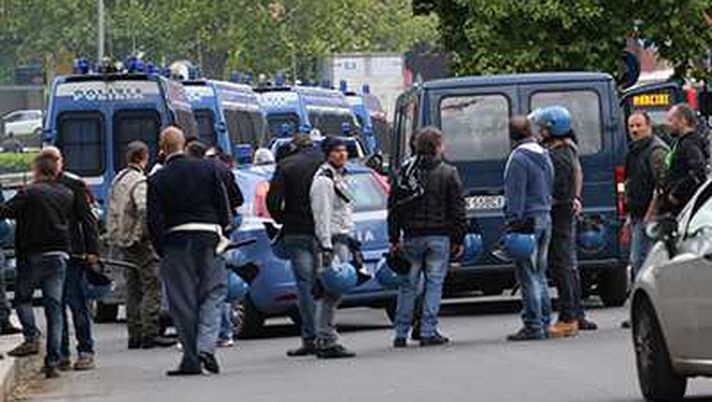 Genoa-Inter, tafferugli fra tifosi prima del match: in fiamme anche un auto Genoa-Inter, tafferugli fra tifosi prima del match: in fiamme anche un auto - immagine 1
