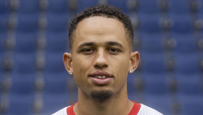 SALZBURG, AUSTRIA - JULY 08: Noah Okafor of FC Red Bull Salzburg poses during the team presentation at on July 08, 2022 in Salzburg, Austria. (Photo by Jan Hetfleisch/Getty Images) Milan, visite mediche in corso per Okafor: le cifre dell’operazione col Salisburgo - immagine 1