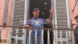 Dybala, la Joya si affaccia al balcone del Roma Store: ovazione di 500 tifosi  LIVE