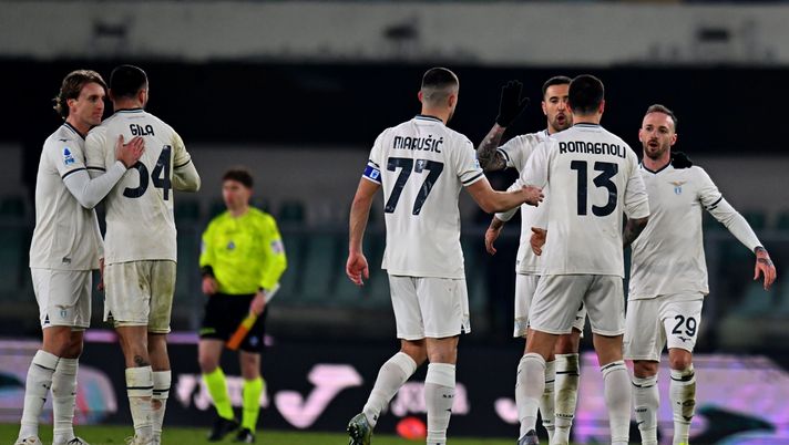 VERONA, ITALY - JANUARY 11: Players of SS Lazio celebrate during the Serie A match between Hellas Verona FC and SS Lazio at Stadio Marcantonio Bentegodi on January 11, 2026 in Verona, Italy. (Photo by Alessandro Sabattini/Getty Images) Lazio, mai due vittorie di fila in stagione: l’ultima volta un anno fa - immagine 1