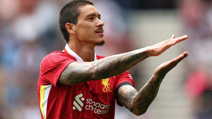 PRESTON, ENGLAND - JULY 13: Darwin Nunez of Liverpool celebrates scoring his team's second goal during the pre-season friendly match between Preston North End and Liverpool at Deepdale on July 13, 2025 in Preston, England. (Photo by Matt McNulty/Getty Images) Accostato al Napoli, Nunez è la prima scelta del Milan: la situazione – Sky - immagine 1