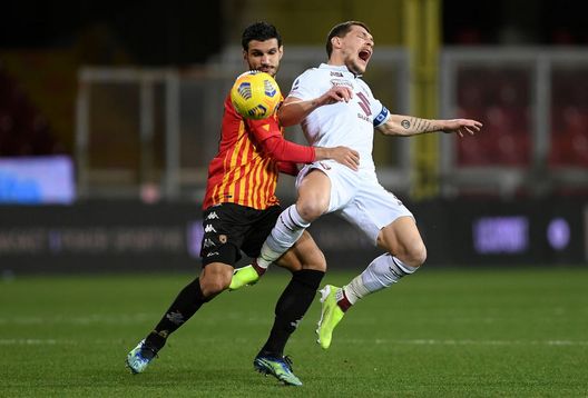 BENEVENTO, ITALY - JANUARY 22: Kamil Glik of Benevento tackles Andrea Belotti of Torino during the Serie A match between Benevento Calcio and Torino FC at Stadio Ciro Vigorito on January 22, 2021 in Benevento, Italy. (Photo by Francesco Pecoraro/Getty Images)