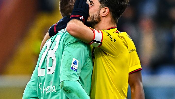 GENOA, ITALY - FEBRUARY 18: Lukasz Skorupski of Bologna (L) gets celebrated by his team-mate Riccardo Orsolini after saving a penalty kick taken by Abdelhamid Sabiri of Sampdoria during the Serie A match between UC Sampdoria and Bologna FC at Stadio Luigi Ferraris on February 18, 2023 in Genoa, Italy. (Photo by Simone Arveda/Getty Images) Cor Sport – Un Bologna pronto al turnover: Motta mette in campo chi lo merita - immagine 1