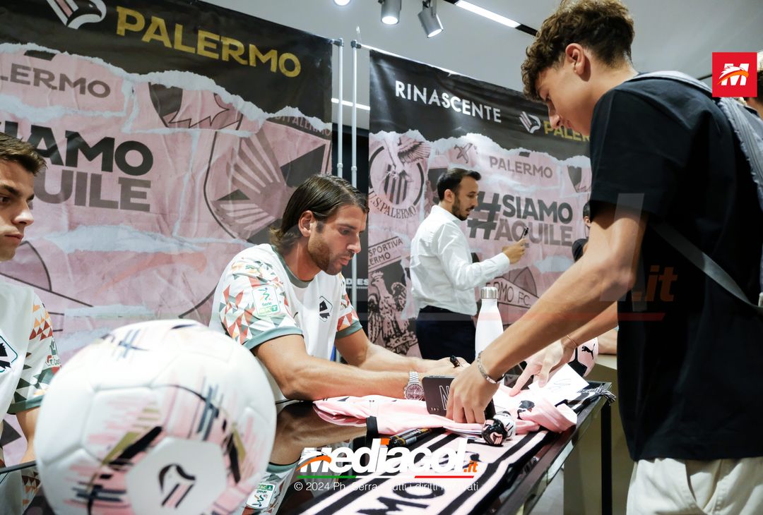 FOTO, i tifosi rosanero incontrano i propri beniamini alla Rinascente (Gallery) - immagine 19