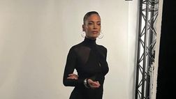 VIDEO / Elodie sfila per L’Oreal Paris ai piedi della Tour Eiffel