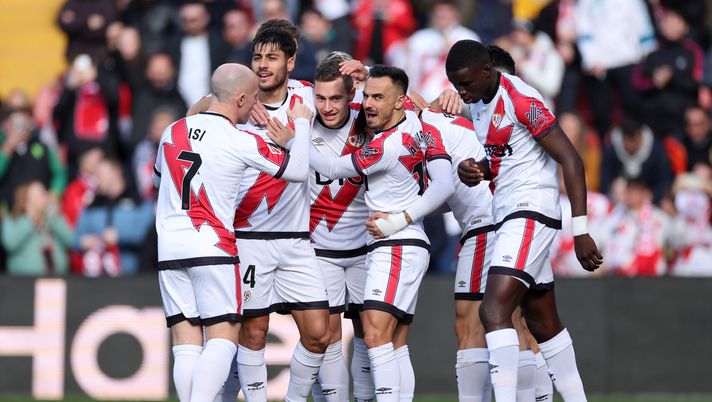 MADRID, SPAIN - JANUARY 11: Jorge De Frutos of Rayo Vallecano celebrates scoring his team's first goal with teammates during the LaLiga EA Sports match between Rayo Vallecano de Madrid and RCD Mallorca at Estadio de Vallecas on January 11, 2026 in Madrid, Spain. (Photo by Florencia Tan Jun/Getty Images) Liga, Vallecano-Osasuna: lo streaming gratis del match - immagine 1