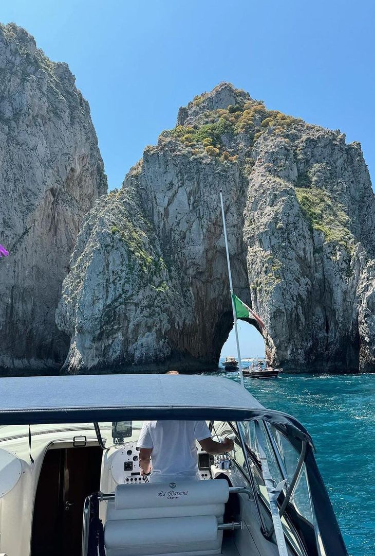 GALLERY Ostigard si gode Capri insieme alla compagna: il panorama è mozzafiato - immagine 4