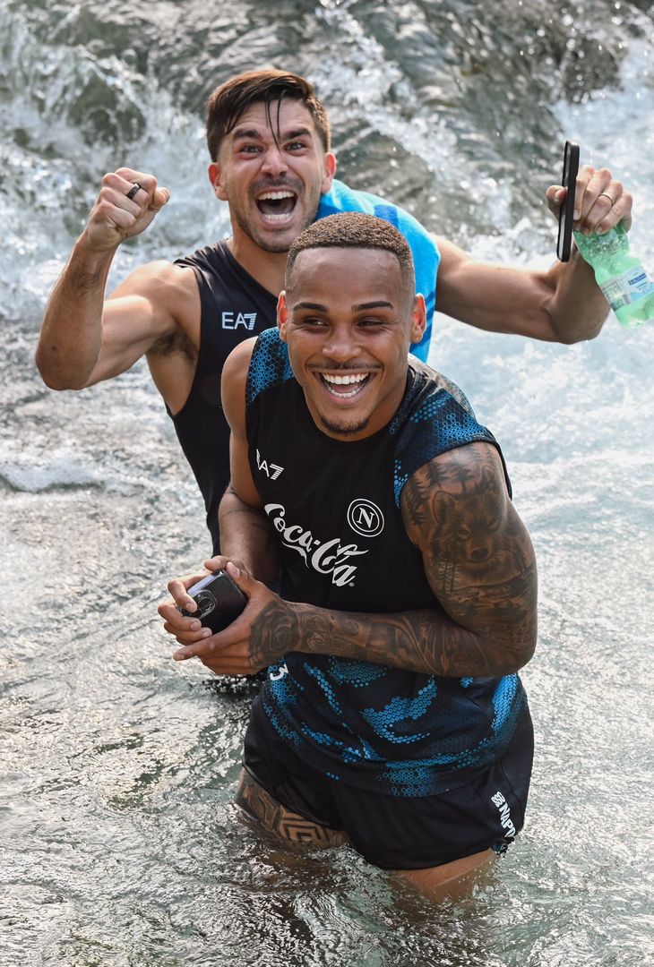 GALLERY Gli azzurri si rinfrescano al termine del primo allenamento: c’è anche Marin - immagine 3