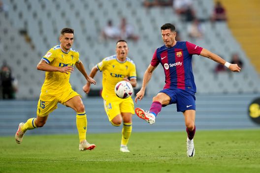 (Photo by Alex Caparros/Getty Images) Xavi, senti Lewandowski: “Servono più attaccanti”- immagine 2