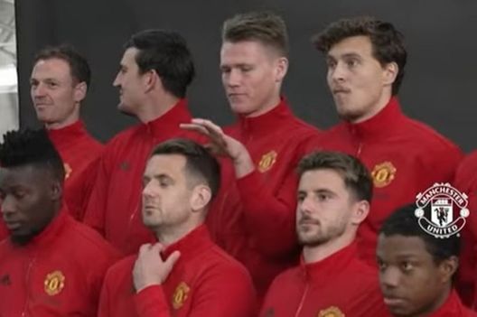 Manchester United, Sancho fuori da tutto. Anche dalla foto ufficiale della squadra…- immagine 3