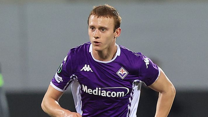 FLORENCE, ITALY - FEBRUARY 26: Pietro Comuzzo of ACF Fiorentina in action during the UEFA Conference League 2025/26 Knockout Play-off Second Leg match between ACF Fiorentina and Jagiellonia Bialystok at Stadio Artemio Franchi on February 26, 2026 in Florence, Italy. (Photo by Gabriele Maltinti/Getty Images) Nazione distrugge Comuzzo: “Pululu sembra Ronaldo il Fenomeno. Voto? 4!” - immagine 1