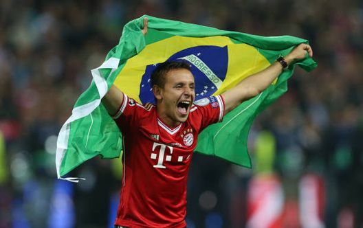 Rafinha celebra la Champions League vinta nel 2013. (Photo by Ian MacNicol/Getty Images) Rafinha annuncia l’addio al calcio giocato: ringrazia anche il Genoa- immagine 2