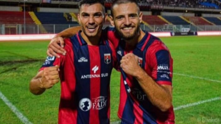 Il derby riconcilia Taranto ed Eziolino Capuano: ecco l’inchino, prima della follia finale… - immagine 1