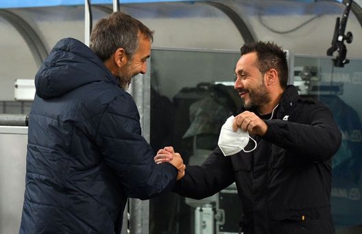 REGGIO NELL'EMILIA, ITALY - OCTOBER 23: Marco Giampaolo head coach of Torino FC shankes hands with Roberto De Zerbi head coach of US Sassuolo during the Serie A match between US Sassuolo and Torino FC at Mapei Stadium - Città del Tricolore on October 23, 2020 in Reggio nell'Emilia, Italy. (Photo by Alessandro Sabattini/Getty Images) Sassuolo-Torino 0-1: Linetty sbuca nella nebbia, granata avanti- immagine 3