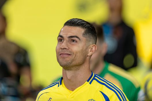 RIYADH, ARABIA SAUDITA - Cristiano Ronaldo sorride indossando la divisa dell'Al-Nassr. (Foto di Abdullah Ahmed/Getty Images) “Cristiano Ronaldo ci regalò l’ultimo iPhone e l’Apple Watch…”: l’aneddoto dell’ex Real Madrid- immagine 3