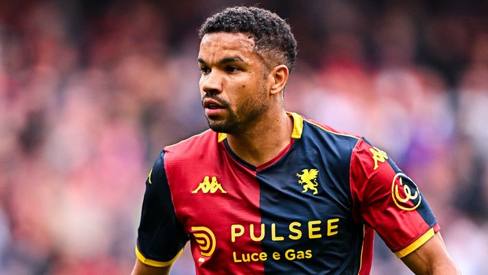 GENOA, ITALY - APRIL 26: Junior Messias of Genoa looks on during the Serie A match between Genoa CFC and Como 1907 at Luigi Ferraris Stadium on April 26, 2026 in Genoa, Italy. (Photo by Simone Arveda/Getty Images) Qui Genoa, forfait di Junior Messias: “La mia stagione è finita” - immagine 1