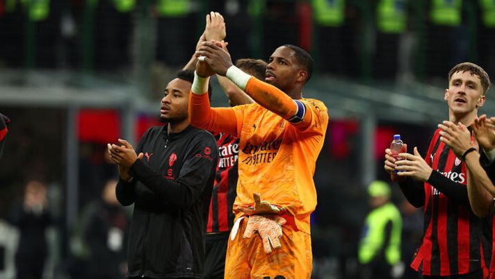 MILAN, ITALY - NOVEMBER 02: Mike Maignan of AC Milan celebrates the victory and greets the fans after the Serie A match between AC Milan and AS Roma at Giuseppe Meazza Stadium on November 02, 2025 in Milan, Italy. (Photo by Giuseppe Cottini/AC Milan via Getty Images) Maignan: “Ero fiducioso sul rigore! Dove può arrivare il Milan? Presto per i sogni, siamo a novembre” - immagine 1