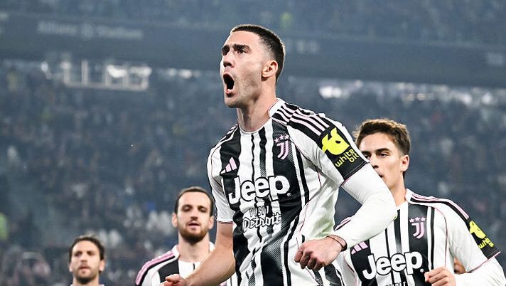 TURIN, ITALY - OCTOBER 29: Dusan Vlahovic of Juventus celebrates with teammates after scoring his team's first goal during the Serie A match between Juventus FC and Udinese Calcio at Allianz Stadium on October 29, 2025 in Turin, Italy. (Photo by Daniele Badolato - Juventus FC/Juventus FC via Getty Images) Vlahovic: “Gli esoneri colpa di tutti, guardiamoci allo specchio! Rinnovo? Mai dire mai, ma io…” - immagine 1