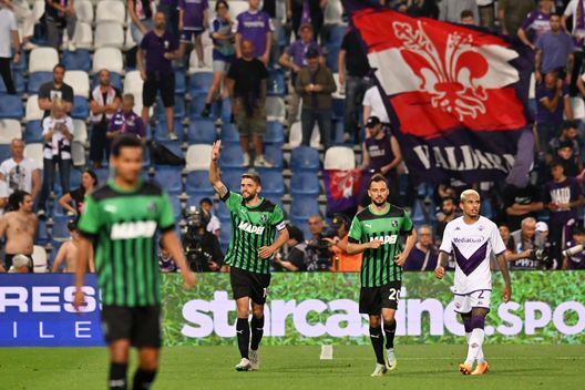 REGGIO NELL'EMILIA, ITALY - JUNE 02: Domenico Berardi of US Sassuolo celebrates after scoring the team's first goal from the penalty spot during the Serie A match between US Sassuolo and ACF Fiorentina at Mapei Stadium - Citta' del Tricolore on June 02, 2023 in Reggio nell'Emilia, Italy. (Photo by Alessandro Sabattini/Getty Images) Impallomeni: “Per me Berardi andrà alla Fiorentina. E vi dico anche la formula”- immagine 2