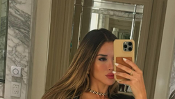 Agustina stupisce Buenos Aires. Lady Martinez elegante in nero e il décolleté è super