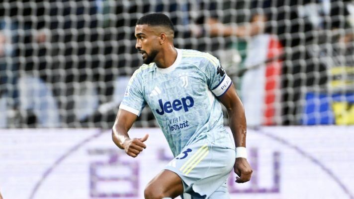 TURIN, ITALY - SEPTEMBER 27: Gleison Bremer of Juventus runs with the ball while under pressure from Nikola Krstovic of Atalanta during the Serie A match between Juventus FC and Atalanta BC at Allianz Stadium on September 27, 2025 in Turin, Italy. (Photo by Daniele Badolato - Juventus FC/Juventus FC via Getty Images) Bremer e Thuram, condizioni da valutare dopo gli stop con l’Atalanta. Cosa filtra per la Champions - immagine 1
