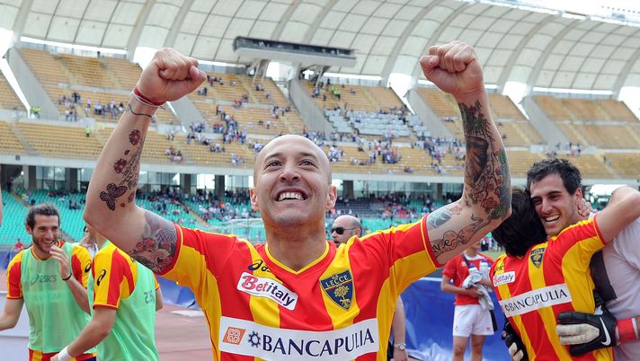 BARI, ITALY - MAY 15: Javier Chevanton of Lecce celebrates the victory after the Serie A match between AS Bari and Lecce at Stadio San Nicola on May 15, 2011 in Bari, Italy. (Photo by Giuseppe Bellini/Getty Images) ESCLUSIVA Chevanton: “Per il Lecce farei anche il magazziniere. Pantaleo un padre. Ecco come battere la Lazio” - immagine 1